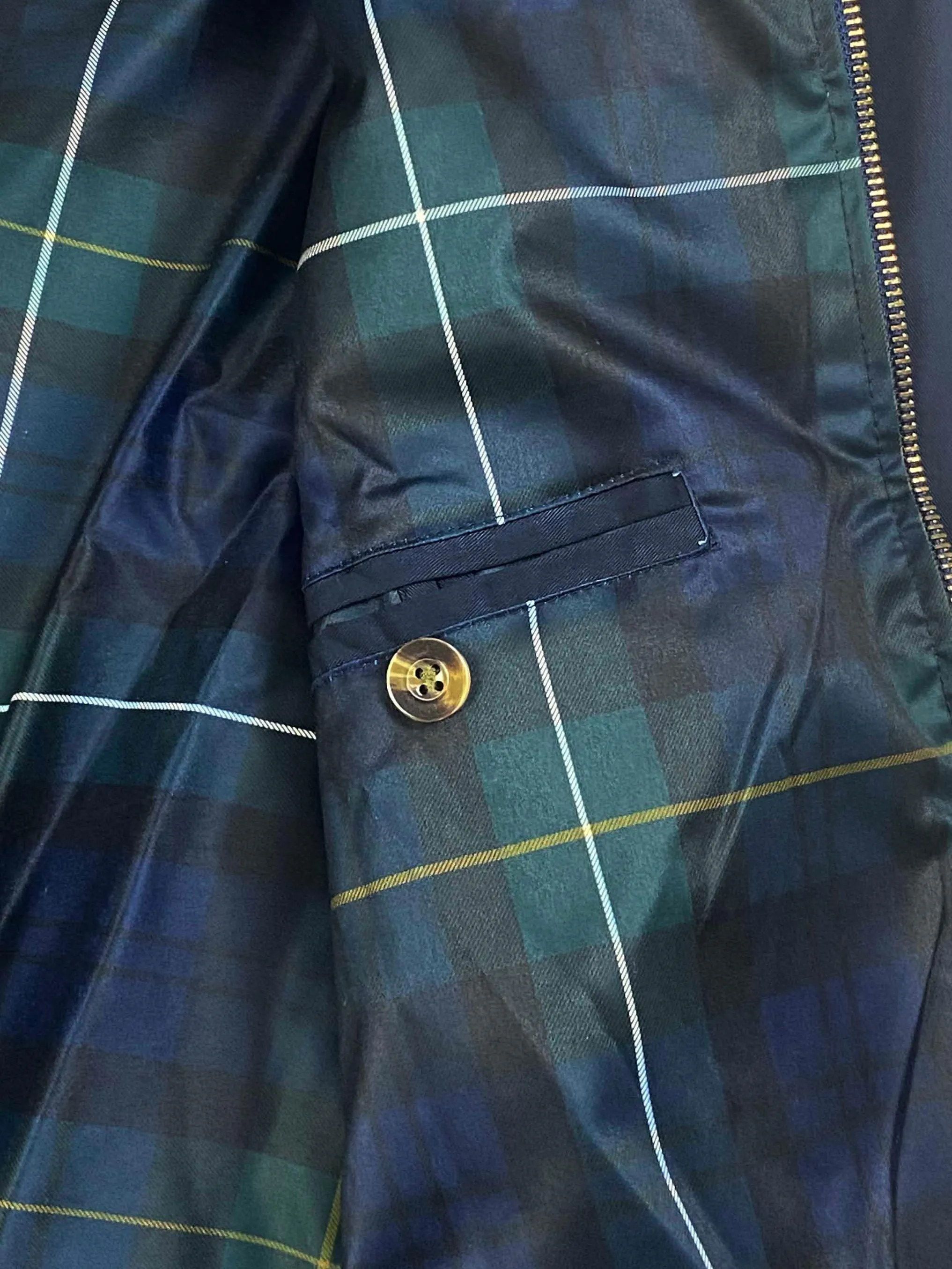 P306 💰Ralph Lauren/Ralph Lauren American vintage classic lapel old cadre retro jacket. Classic design. Timeless classic. The cotton fabric is thick and wide, showing a sense of vintage. The collar and cuffs are decorated with colorful plaid. It looks good on both men and women. Wear it as comfortable as you want. It focuses on relaxed retro YYDS. One piece for both men and women. An indispensable piece for autumn and winter. The most popular jacket at the moment. One hundred percent cotton twill is thick and thick, ⚠️correctly spaced red and green plaid lining, imported high-density embroidery. The Harrington jacket has a loose fit, is short and fat, and is super versatile. It is a clean fit and is suitable for both men and women. Color: Khaki Navy Black Size: M-XXL Size Length Bust Sleeve Length Shoulder Width M 67 110 61 L 68 114 62 XL 70 118 63 2XL 72 122 64